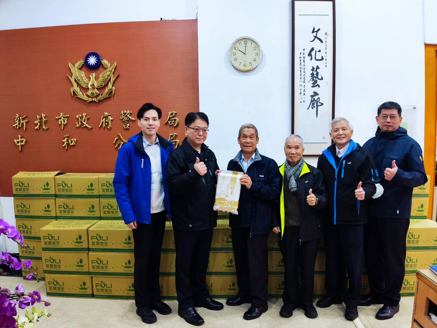 中和地區農會理事長林來順率領農會服務團隊感謝中和警備戰新春治安辛勞，送慰問品致敬。（記者張艷君翻攝）