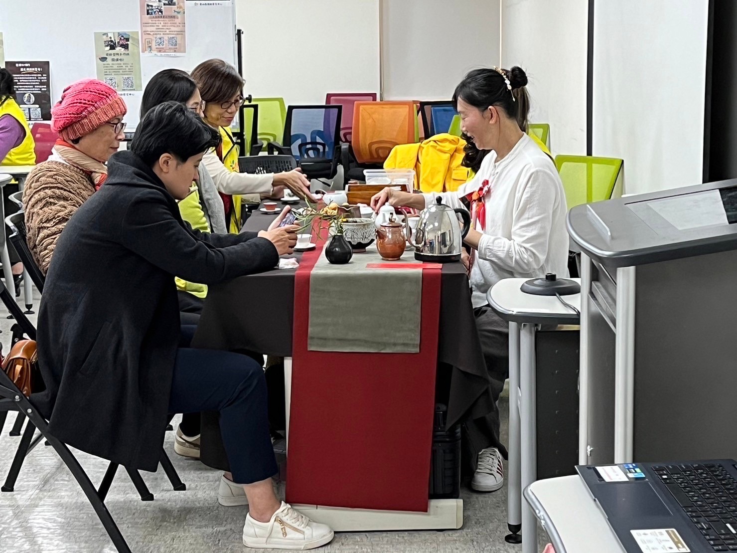 長輩展現才華!新竹市樂齡學習成果展靜態動態精彩呈現。(圖/記者林照東翻攝)