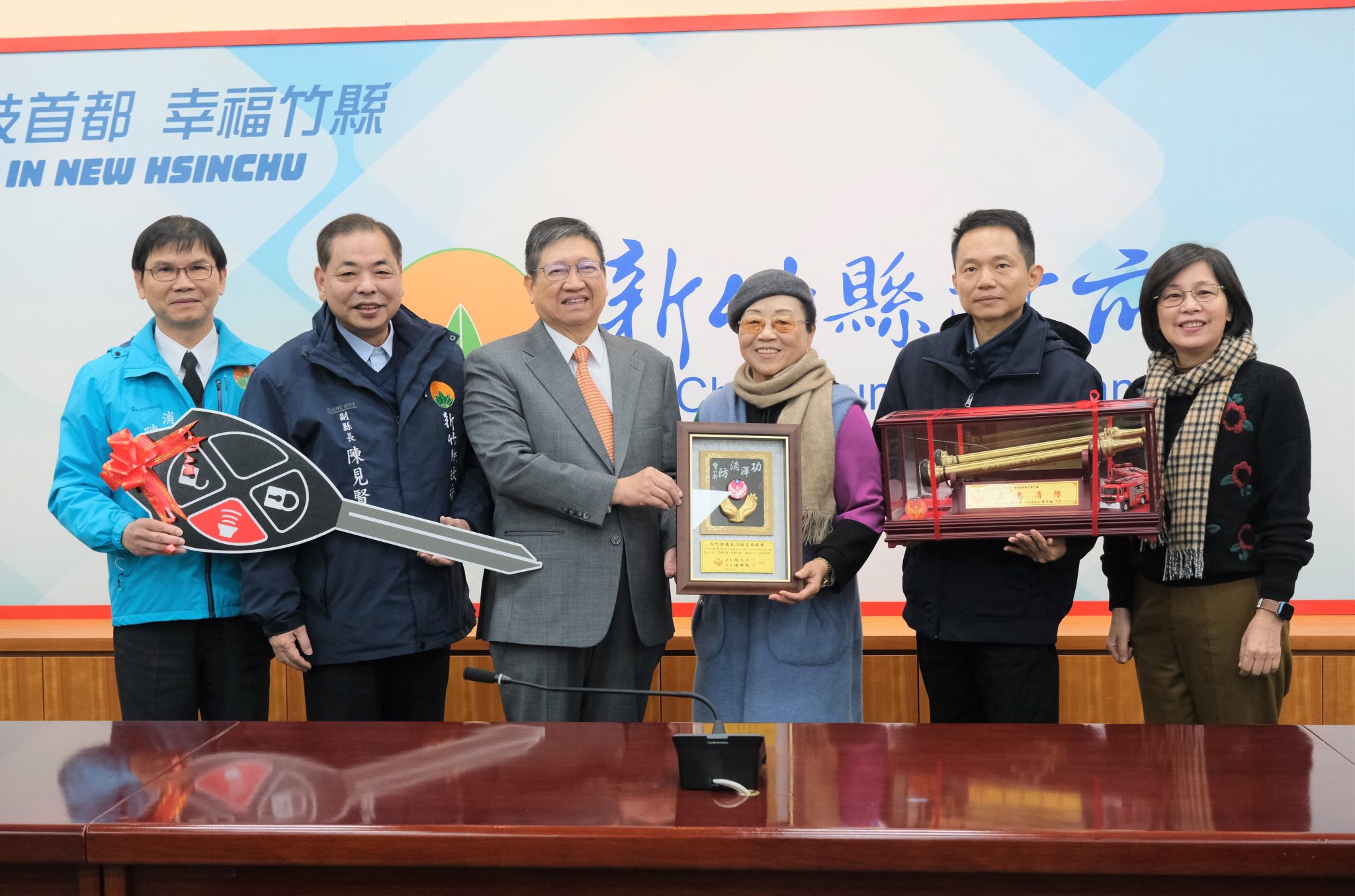 文具王董事長母親發揮愛心 捐贈救災車助竹縣消防局。（圖/記者林照東翻攝）