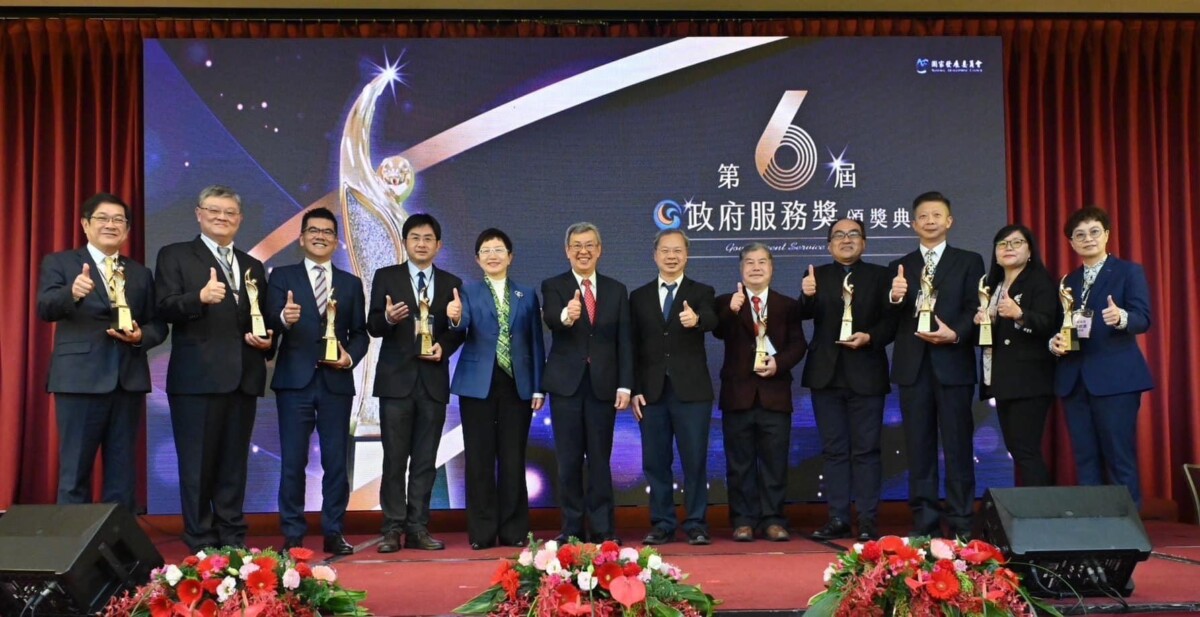 ▲臺大醫院雲林分院馬惠明院長(圖左3)代表該院上台接獲第6屆政府服務獎的獎盃。(記者劉春生攝)