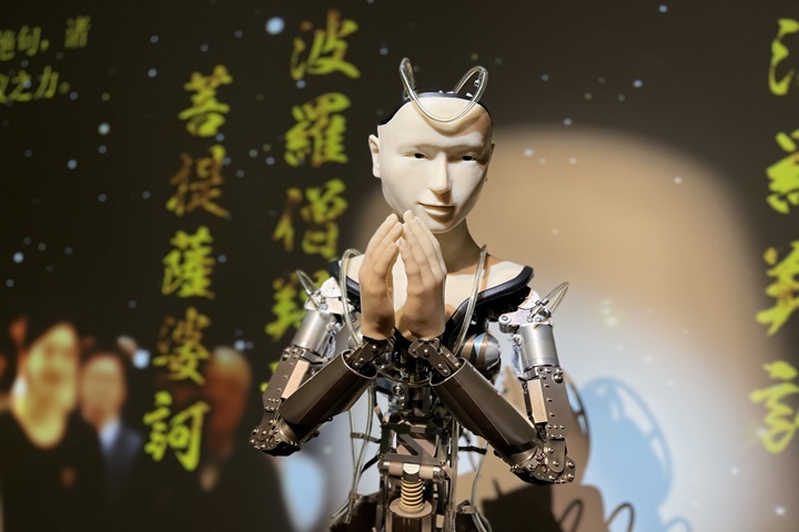 京都高台寺與大阪大學研發打造的「安卓普渡觀音Minder」會對大眾深入淺出闡述「般若心經」。 圖:京都高台寺/提供