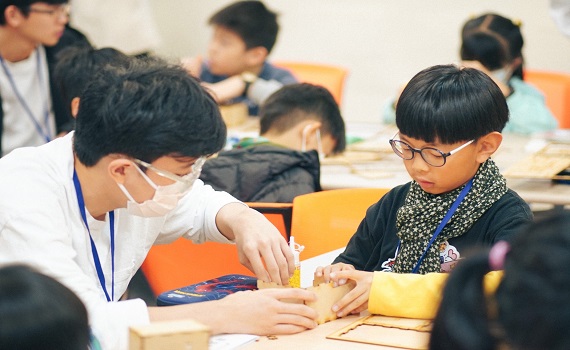 大同大學科創社傳授「創客實力」 小學生用程式語言打造療癒無用盒