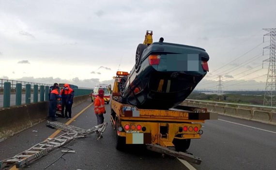 國道3號彰化路段車禍:貨車掉落鋁梯轎車爆胎翻車無傷亡