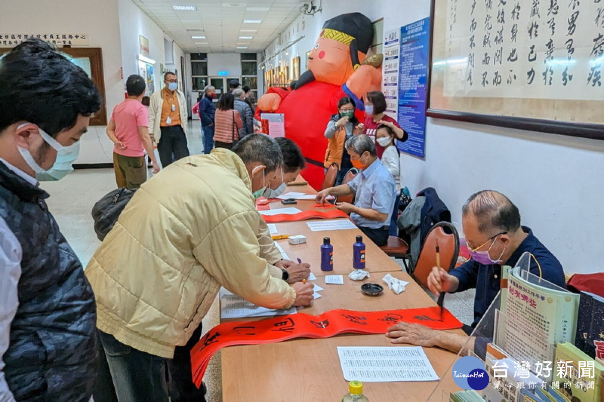 ▲24日至26日「書法社」於楠梓園區從業員工育樂活動中心服務臺辦理一年一度免費贈送春聯活動。