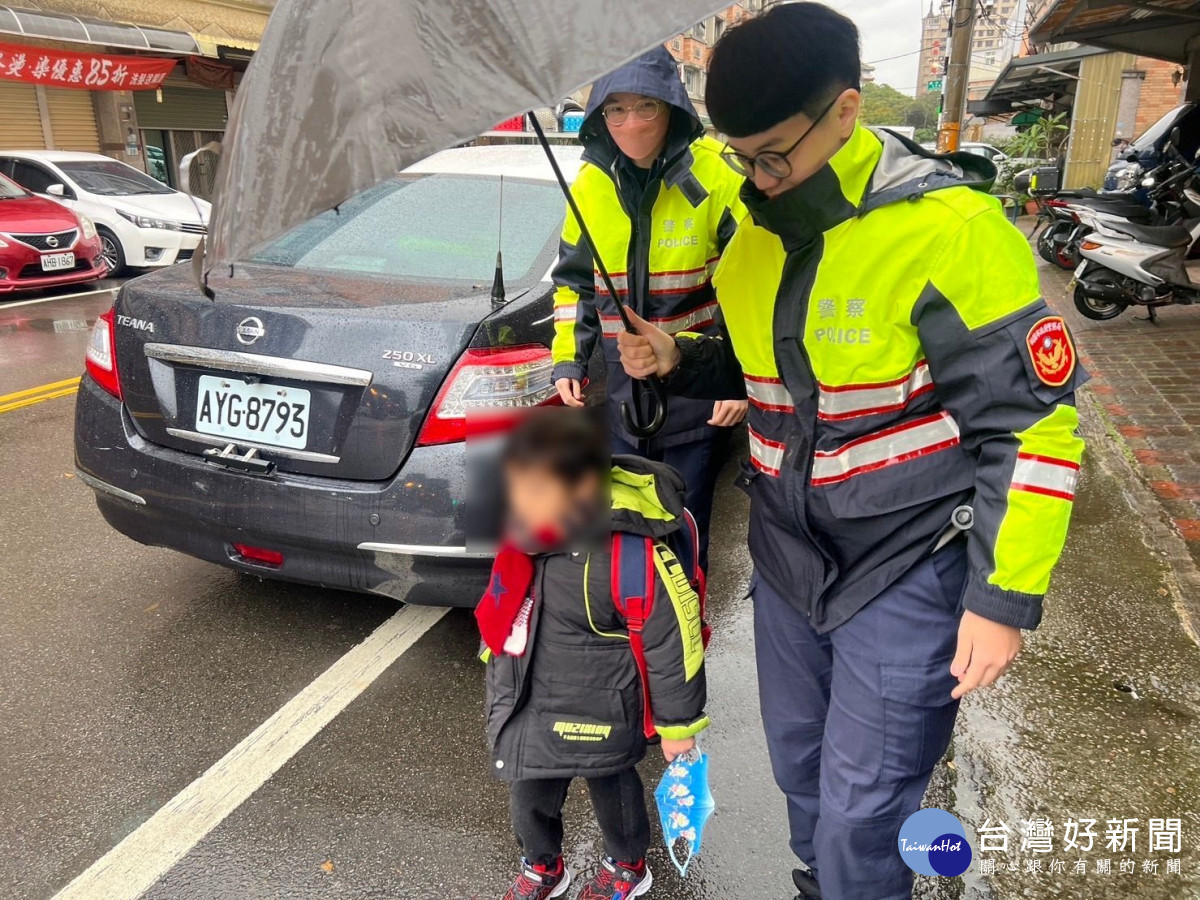 6歲男童與母吵架賭氣出走，平鎮暖警發現協助返家。