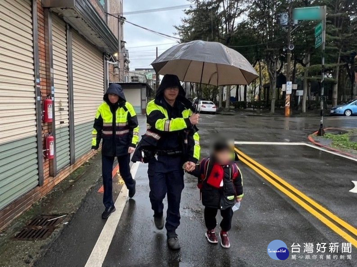 6歲男童與母吵架賭氣出走,平鎮暖警發現協助返家。