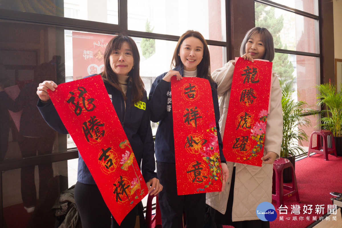 大師揮毫春聯,讓捐血民眾兌換。