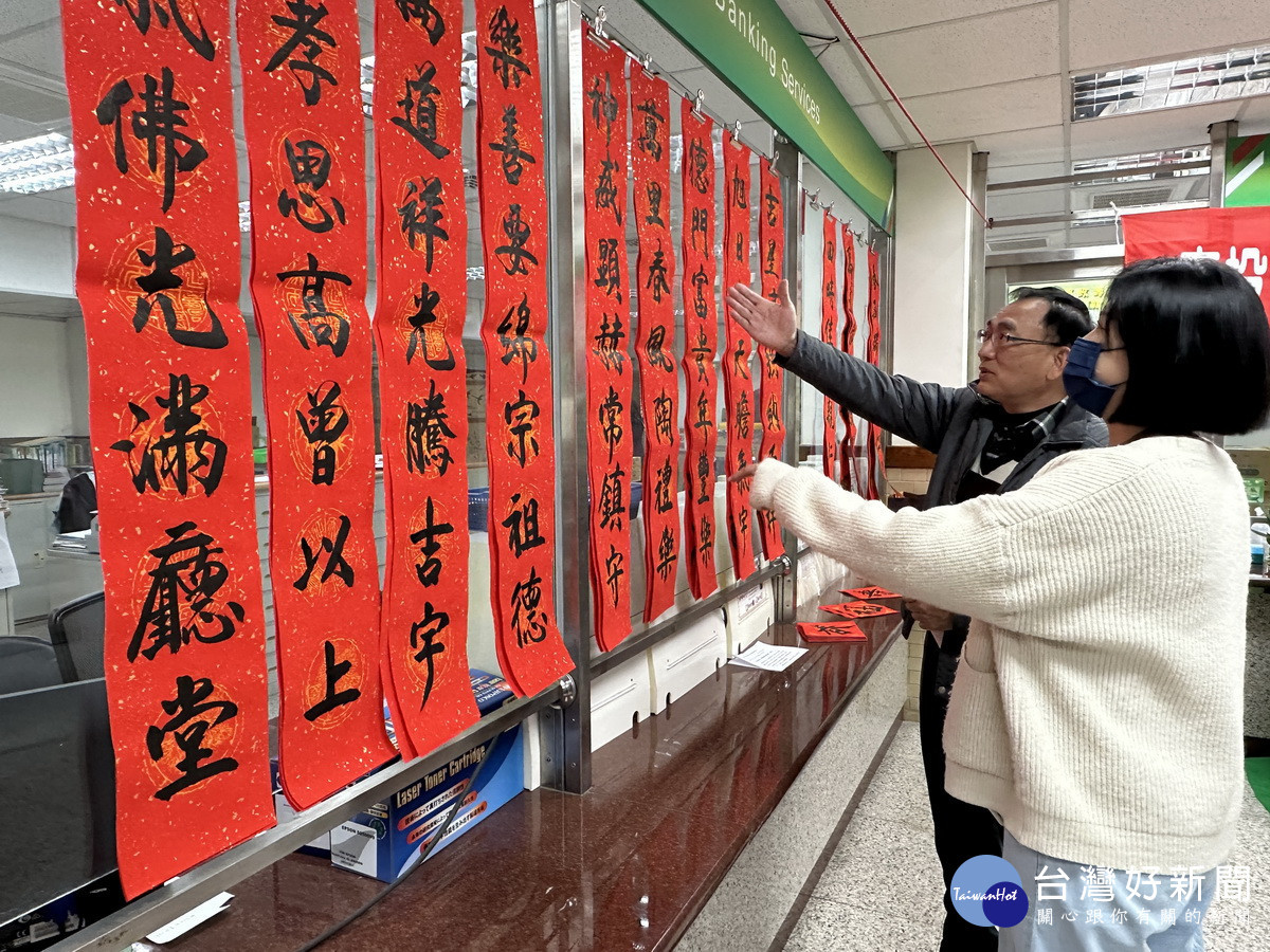 民眾隨自己喜愛挑選春聯。(記者扶小萍攝)