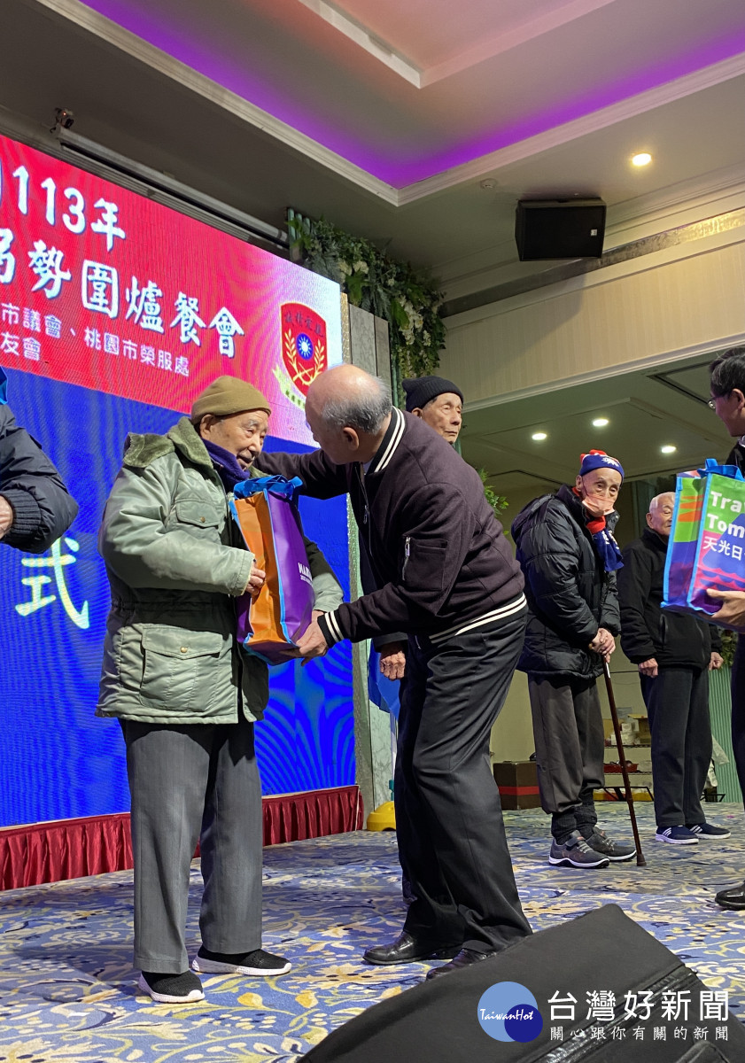 桃園市政府民政局、桃園市榮民服務處及桃園市陸軍官校校友會，舉辦「寒冬送暖關懷弱勢圍爐餐會」。<br /><br /> 