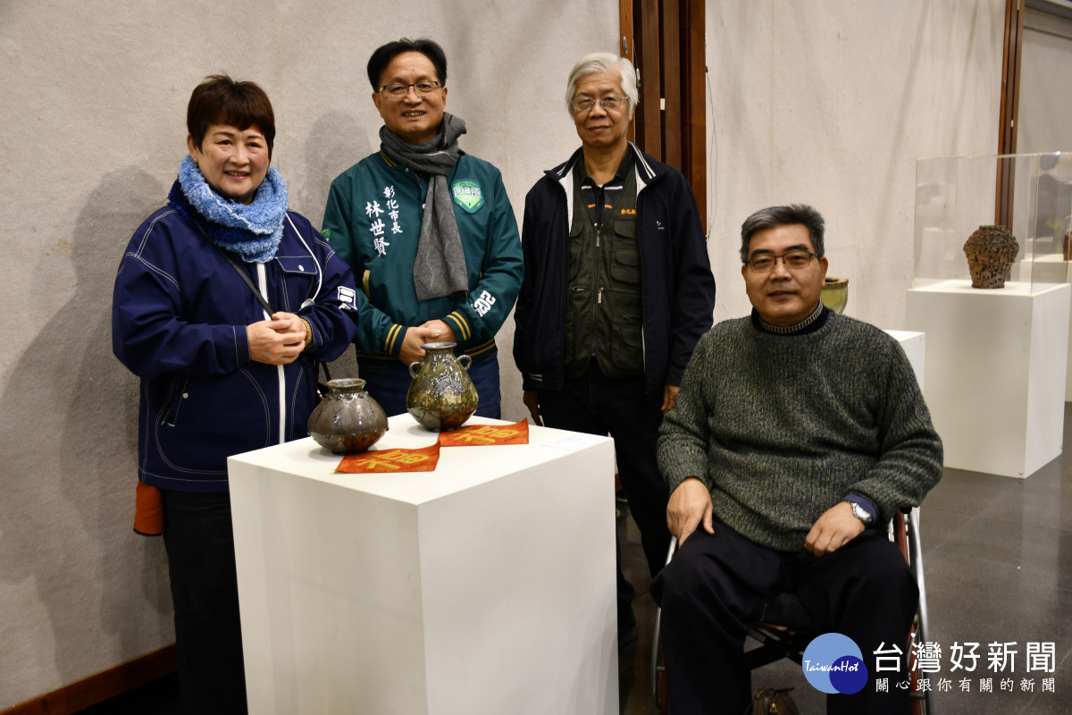 林世賢市長（左2）偕同彰化縣陶藝學會理事長許宗煥（右1）暨會員們為會員聯展舉行記者。圖／記者鄧富珍翻攝