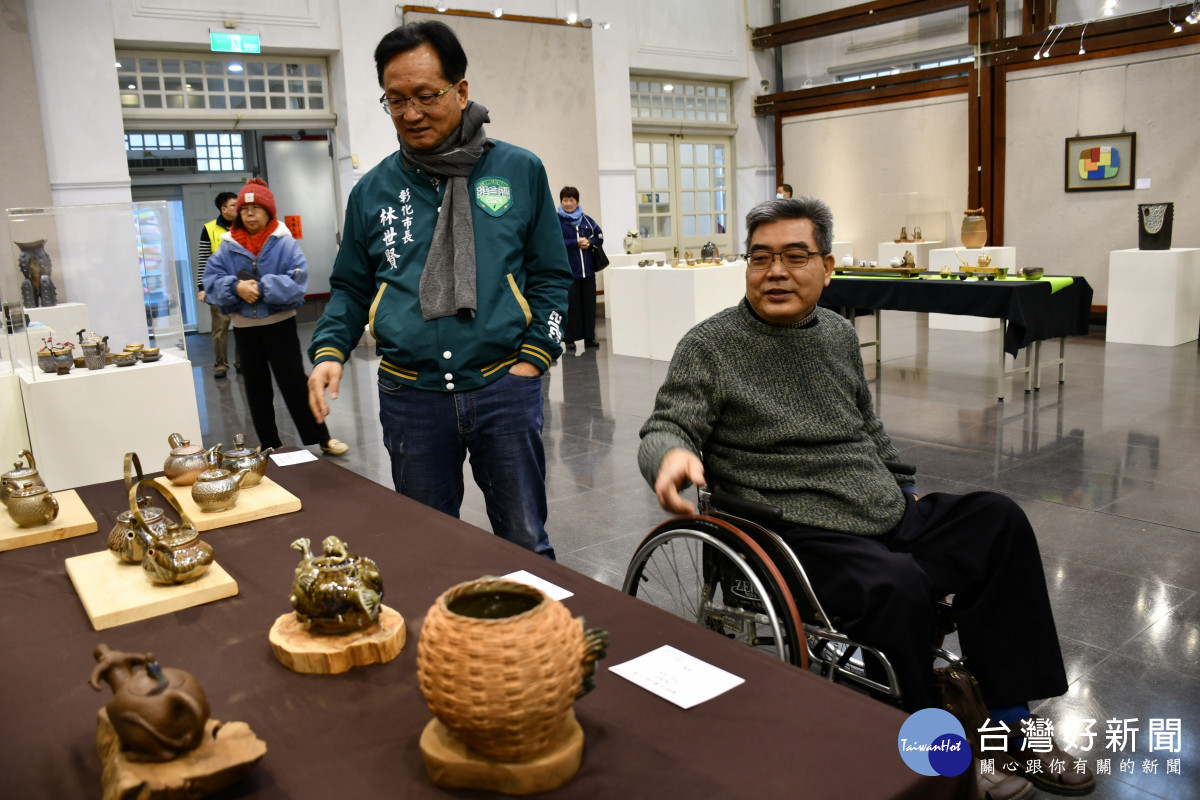 彰化縣陶藝學會理事長許宗煥向林世賢市長導覽作品。圖/記者鄧富珍翻攝