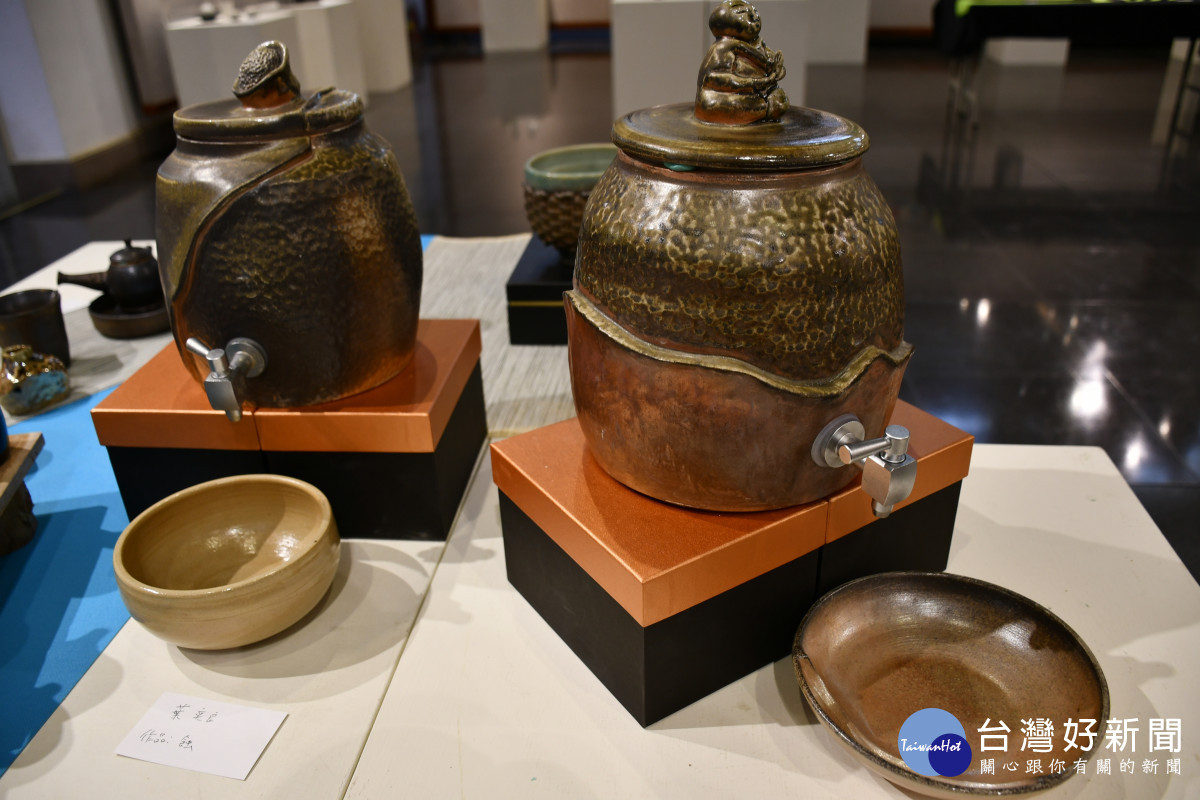 彰化縣陶藝學會會員聯展的精美作品。圖/記者鄧富珍翻攝