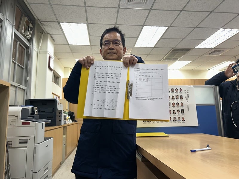 國民黨立委賴士葆24日搶先登記參選總召。中央社
