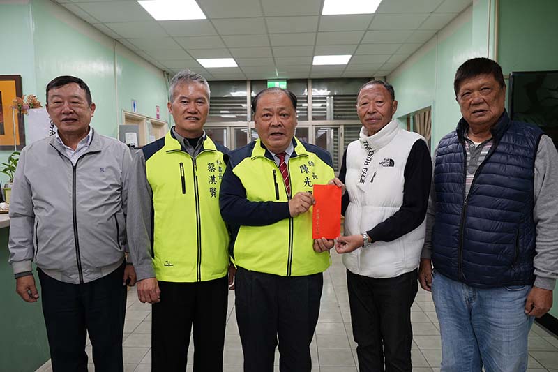 陳光復敬贈湖西鄉公所清潔隊春節禮券。圖/澎湖縣政府