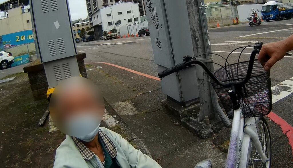 ▲圖說:老翁買了新坐騎,卻沒有體力帶它回家 (圖/台中市政府提供)