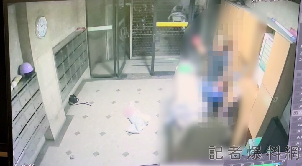 ▲孫男頭、手都是血，自責地向管理員道歉。（圖／民眾提供）