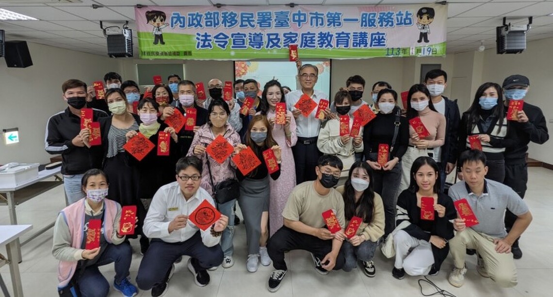 手繪春聯大放送 移民署祝大家好運「龍」總來