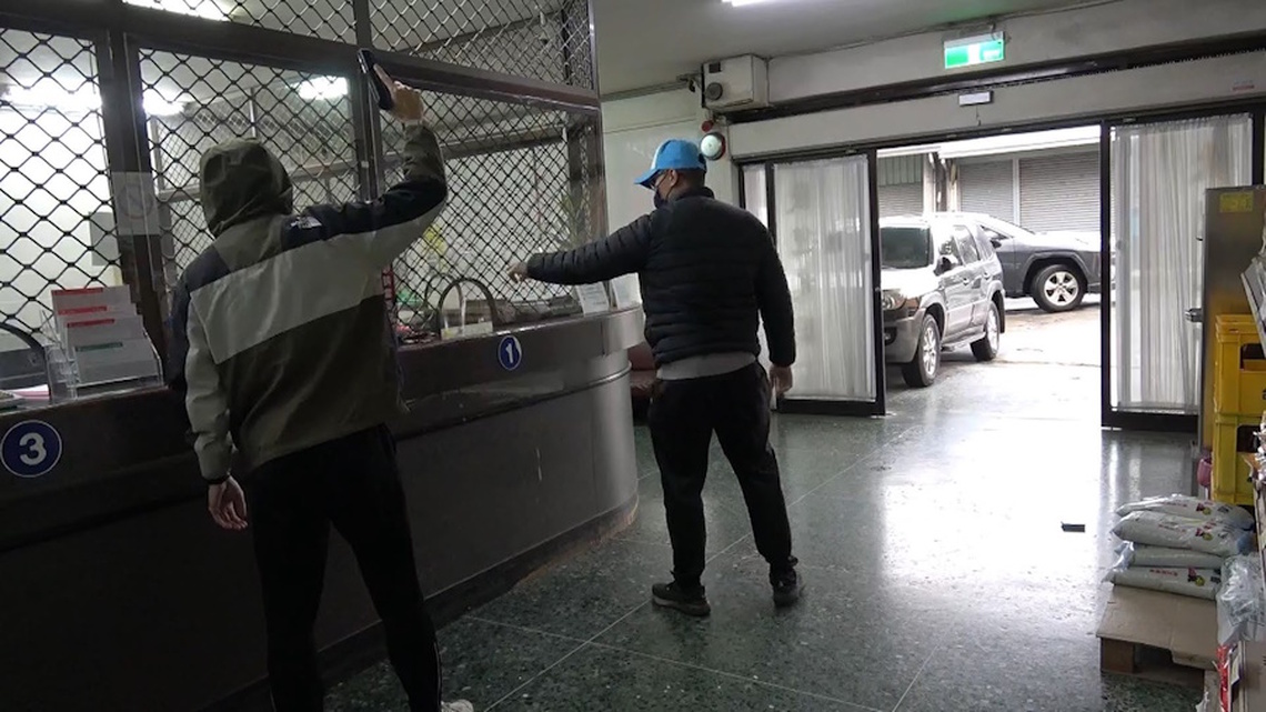 無畏寒流來襲 嘉義縣中埔警分局落實防搶演練 過程十分逼真
