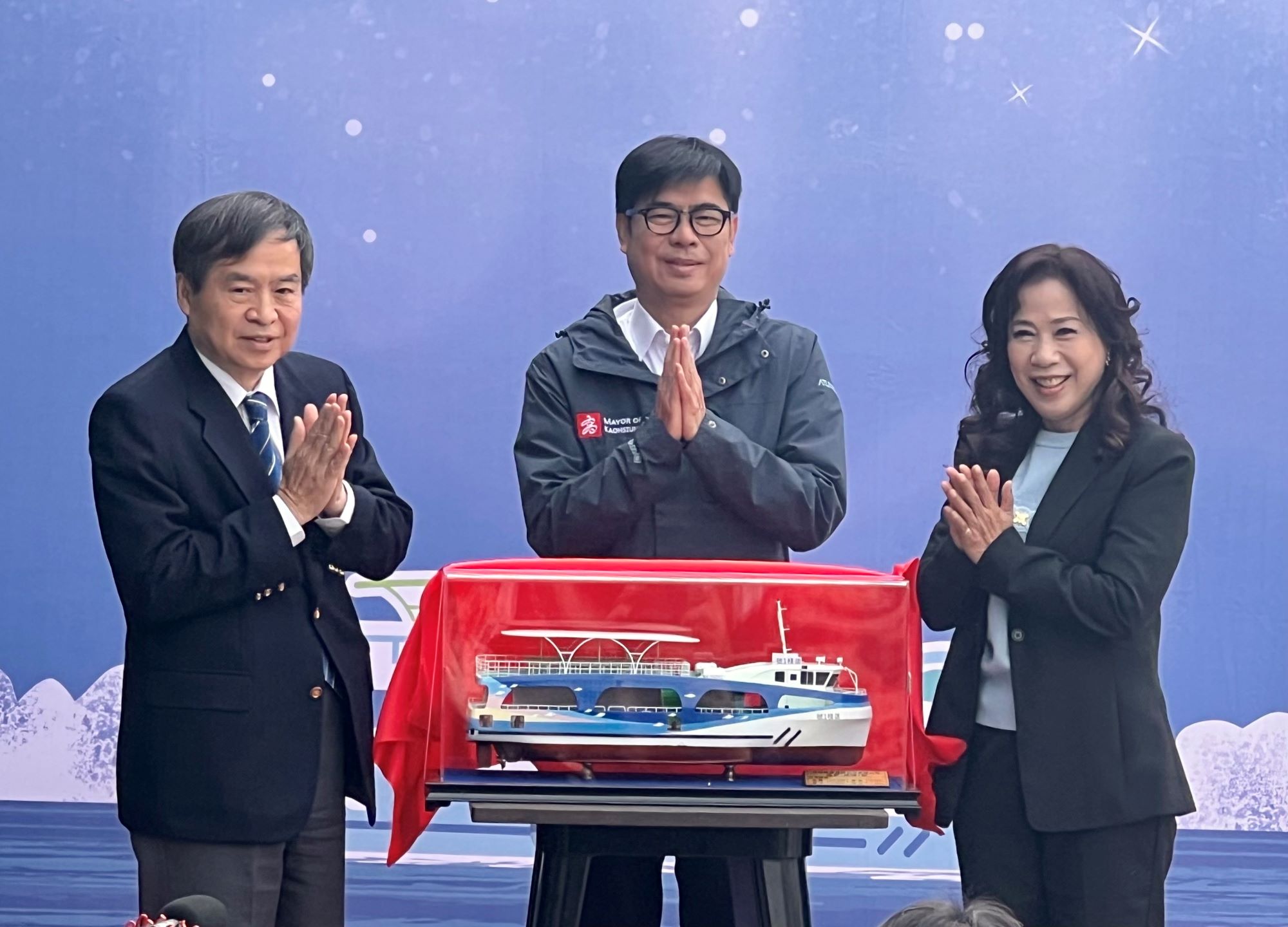▲台船董事長鄭文隆（前左起）、高雄市長陳其邁、高雄輪船公司董事長黃淑美同台出席「雄棧1號」交船儀式。