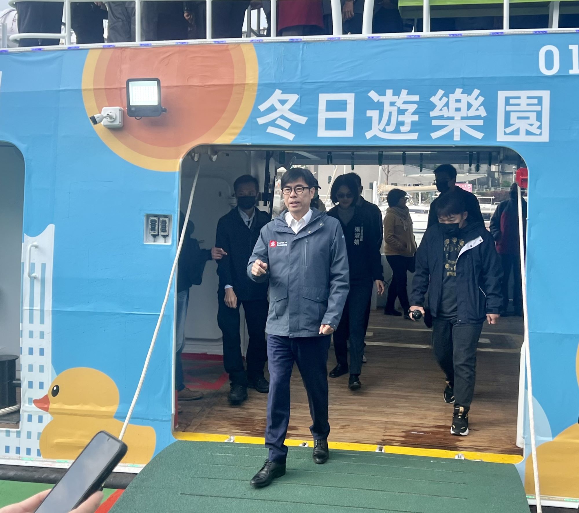 ▲高雄市長陳其邁（前）搭乘「雄棧1號」。（記者程啟峰攝）