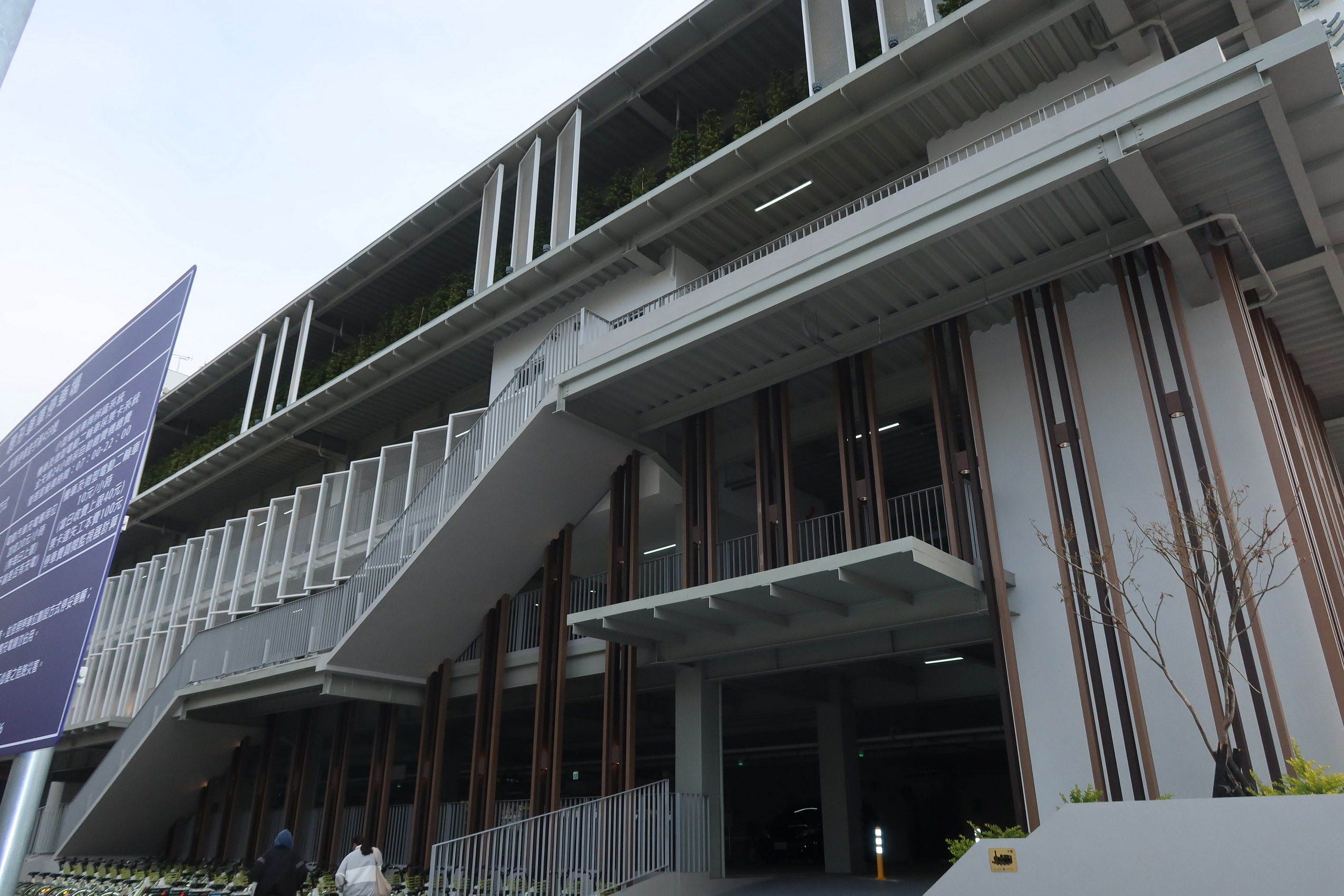▲彰化市扇形車庫停車場舉辦啟用典禮，彰化縣長王惠美、彰化市長林世賢等人，共同見證啟用彰化市扇形車庫停車場，讓來彰化旅遊的遊客停車更加便利。（記者張溎壕攝）