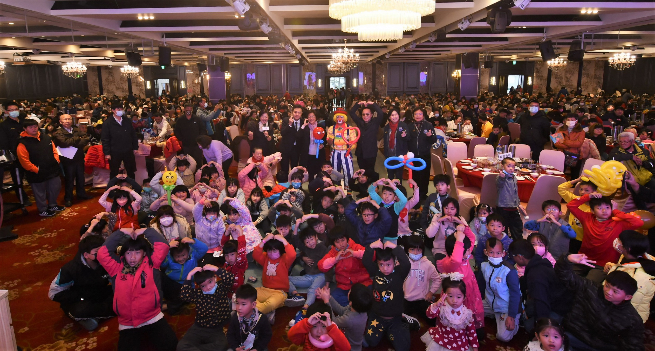 ▲彰化縣政府、全國麗園大飯店舉辦「寒冬送愛幸福龍來春節圍爐活動」，活動由全國麗園大飯店全額贊助，總計106桌宴席，讓這些弱勢民眾提前圍爐。（記者張溎壕攝）