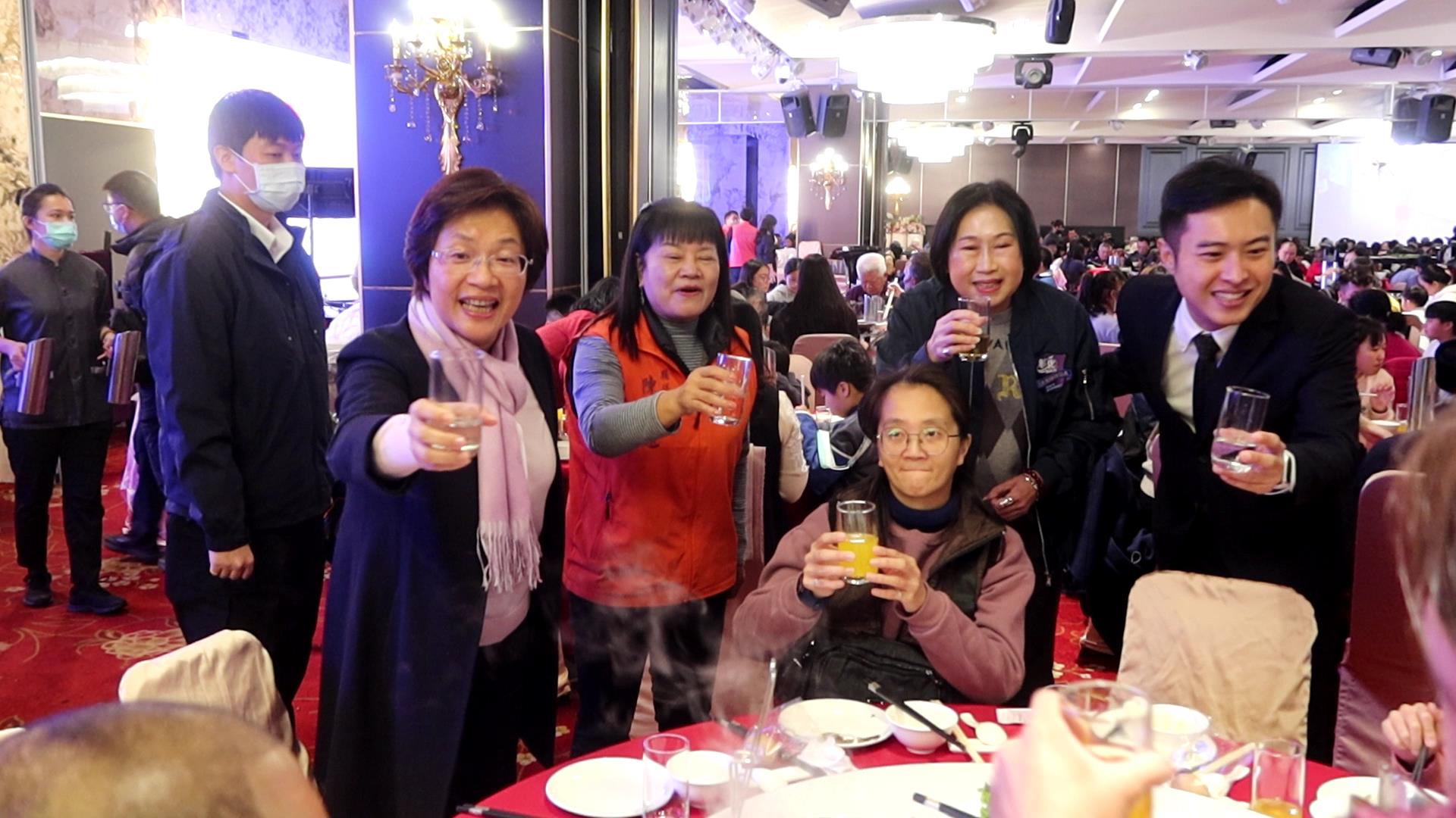 ▲彰化縣政府、全國麗園大飯店舉辦「寒冬送愛幸福龍來春節圍爐活動」，活動由全國麗園大飯店全額贊助，總計106桌宴席，讓這些弱勢民眾提前圍爐。（記者張溎壕攝）