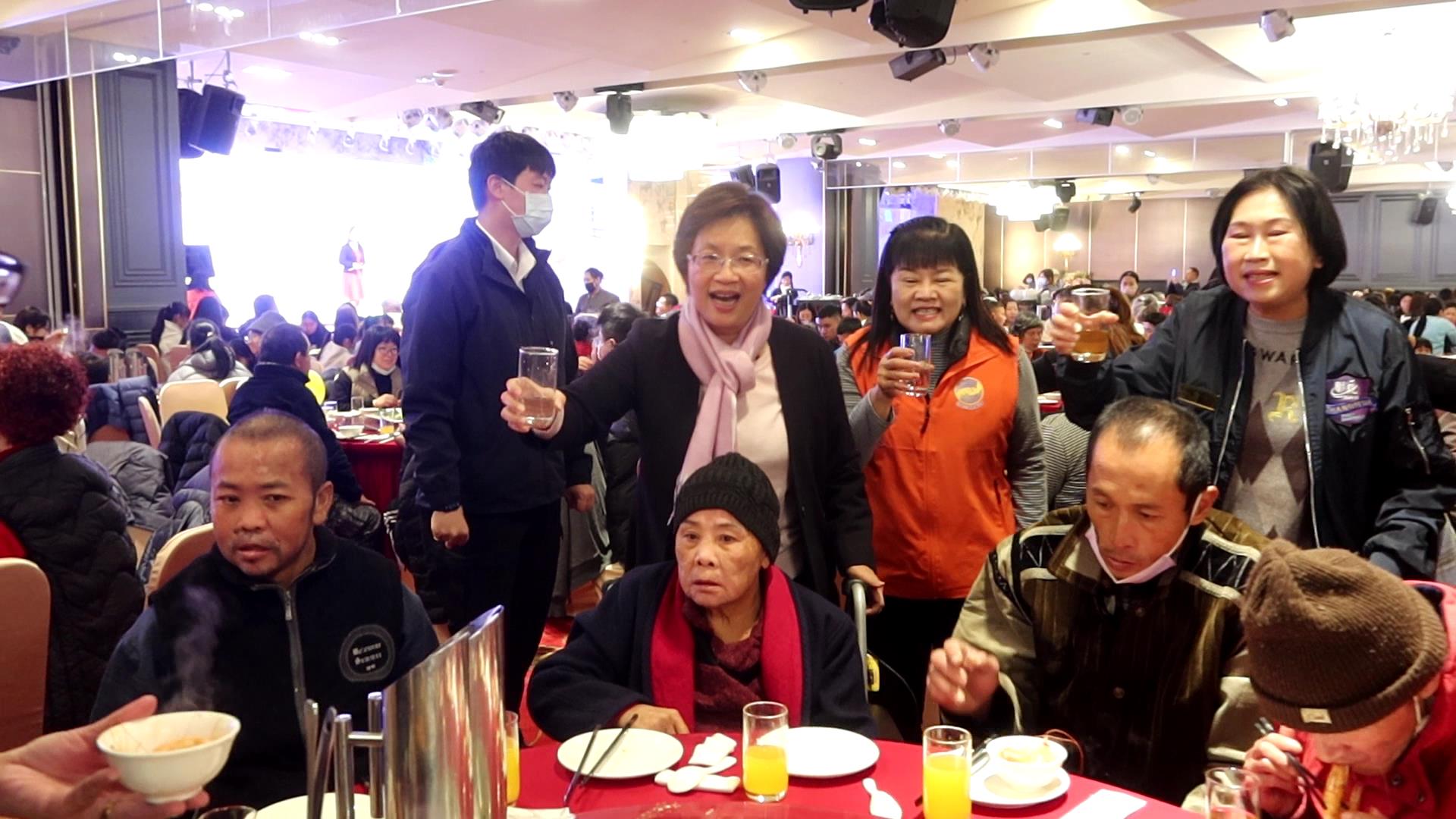 ▲彰化縣政府、全國麗園大飯店舉辦「寒冬送愛幸福龍來春節圍爐活動」，活動由全國麗園大飯店全額贊助，總計106桌宴席，讓這些弱勢民眾提前圍爐。（記者張溎壕攝）