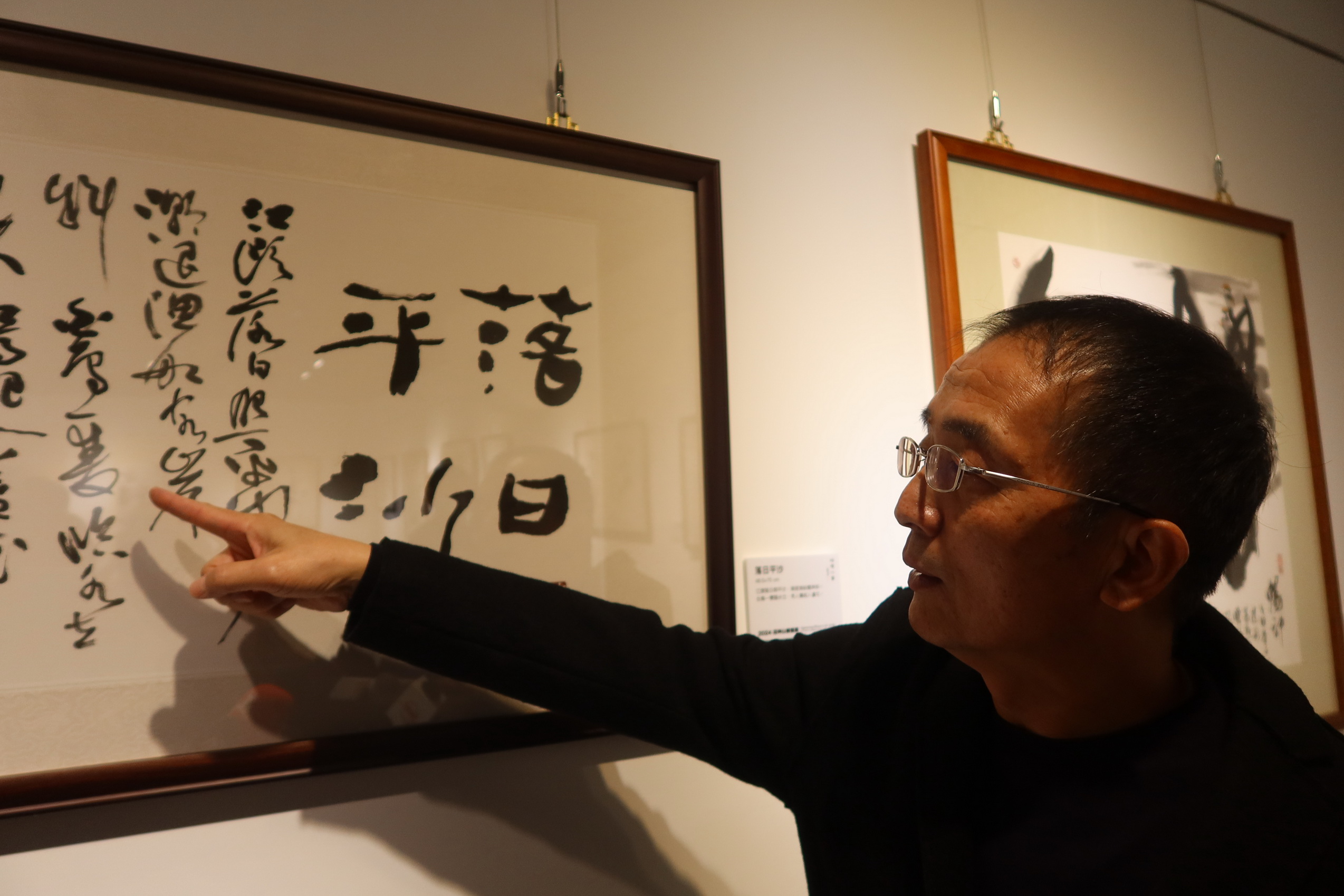 ▲彰化生活美學館舉辦莊坤山書畫展,以「暢懷任筆」為主題,突顯了莊坤山老師在創作過程中對於流動靈感的舒暢無拘束感,以及對內心追隨的自由追求。(記者張溎壕攝)