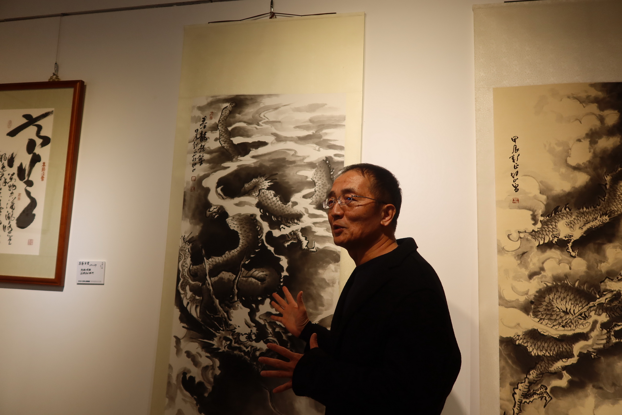 ▲彰化生活美學館舉辦莊坤山書畫展，以「暢懷任筆」為主題，突顯了莊坤山老師在創作過程中對於流動靈感的舒暢無拘束感，以及對內心追隨的自由追求。（記者張溎壕攝）
