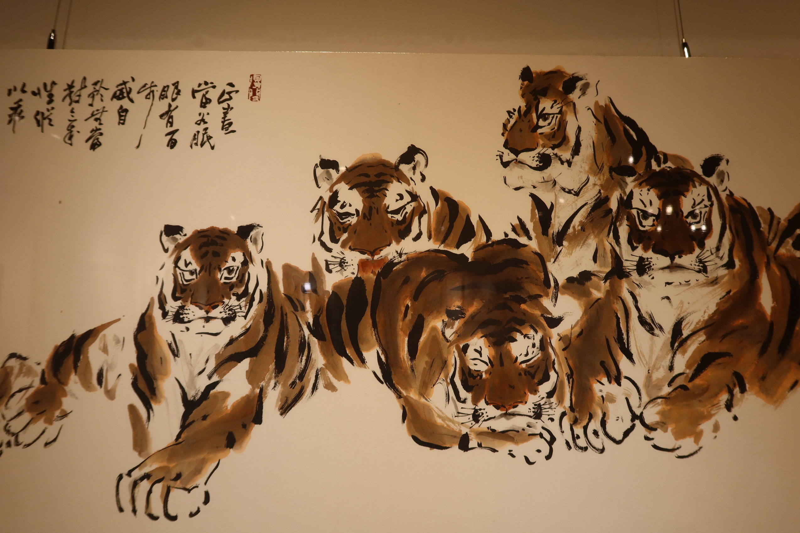 ▲彰化生活美學館舉辦莊坤山書畫展，以「暢懷任筆」為主題，突顯了莊坤山老師在創作過程中對於流動靈感的舒暢無拘束感，以及對內心追隨的自由追求。（記者張溎壕攝）