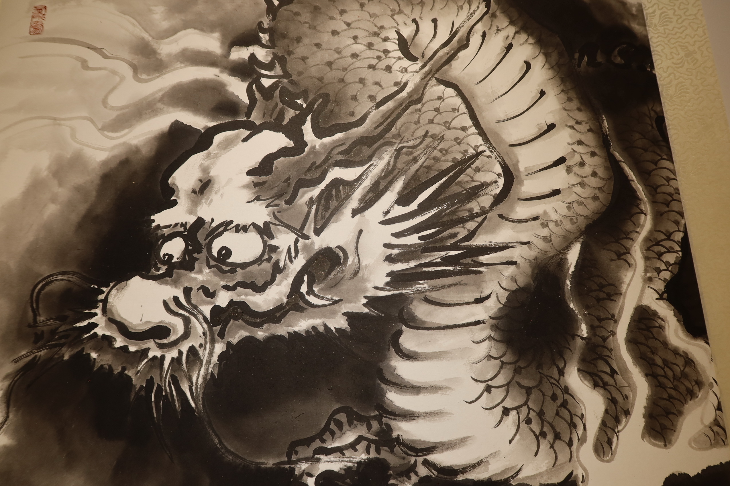 ▲彰化生活美學館舉辦莊坤山書畫展，以「暢懷任筆」為主題，突顯了莊坤山老師在創作過程中對於流動靈感的舒暢無拘束感，以及對內心追隨的自由追求。（記者張溎壕攝）