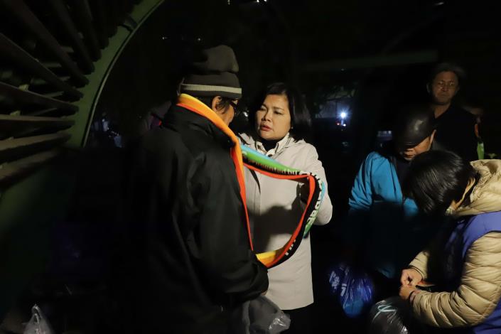霸王級寒流來襲 張麗善夜訪斗六街友暖送禦寒物資