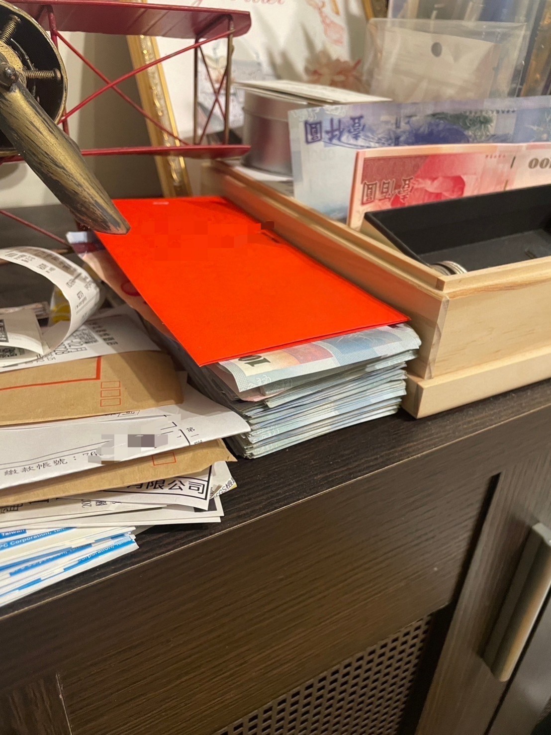 檢調在虛擬貨幣投資詐騙集團犯嫌藏匿處搜索扣押上億元。(圖/調查局提供)