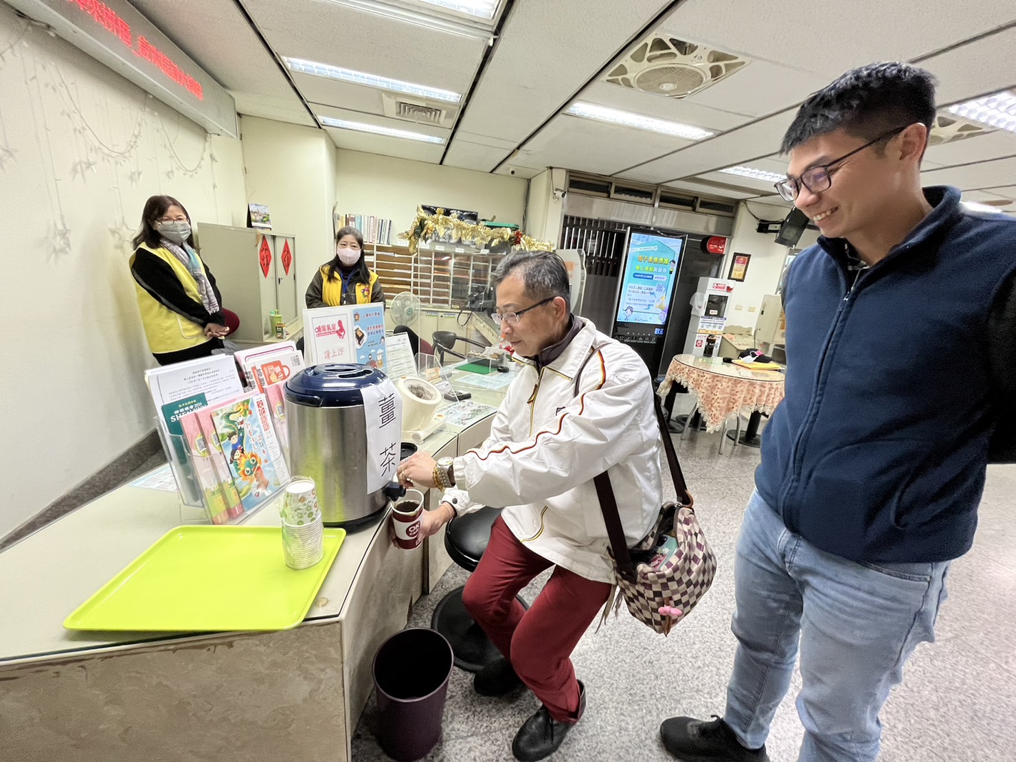 氣溫驟降 中市中興地所備薑茶 洽公暖呼呼