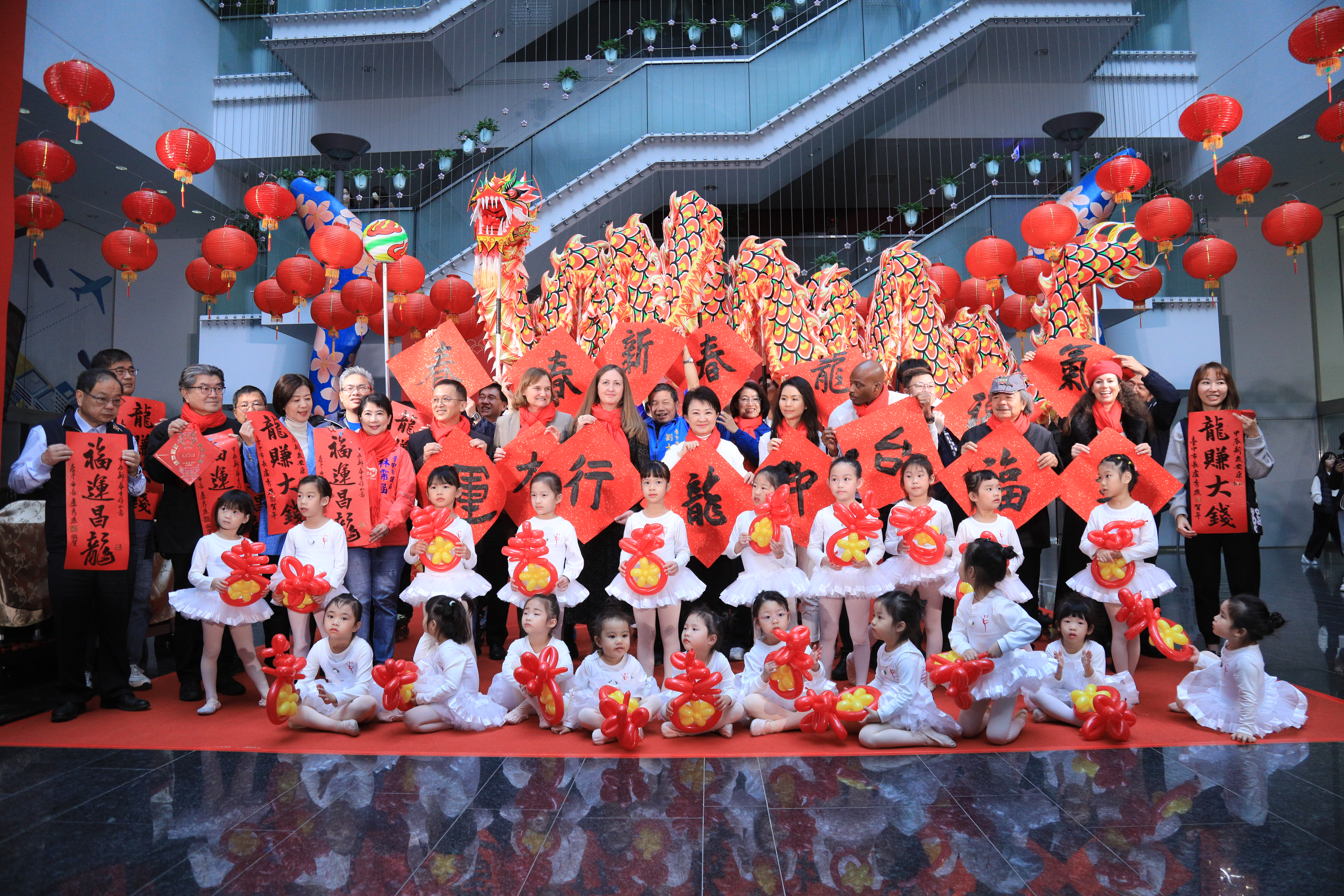「龍賺大錢」隱藏版賀聯曝光！台中迎新揮毫贈春聯 盧市長大推全國最精美小紅包