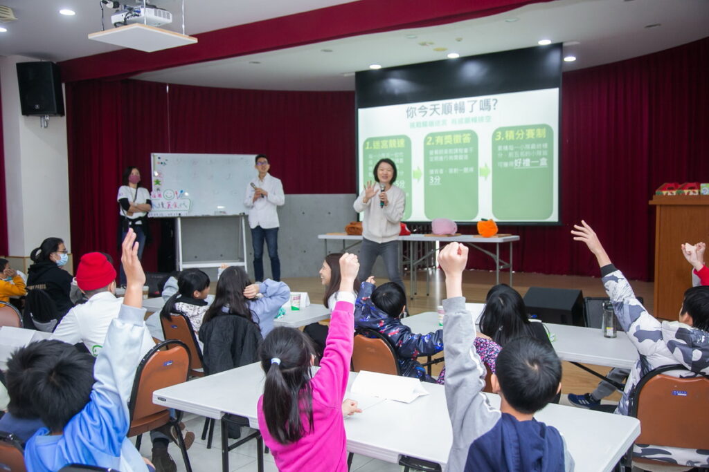 家扶小朋友踴躍參加雀巢所舉辦的冬令營活動,由營養師教導腸道健康知識