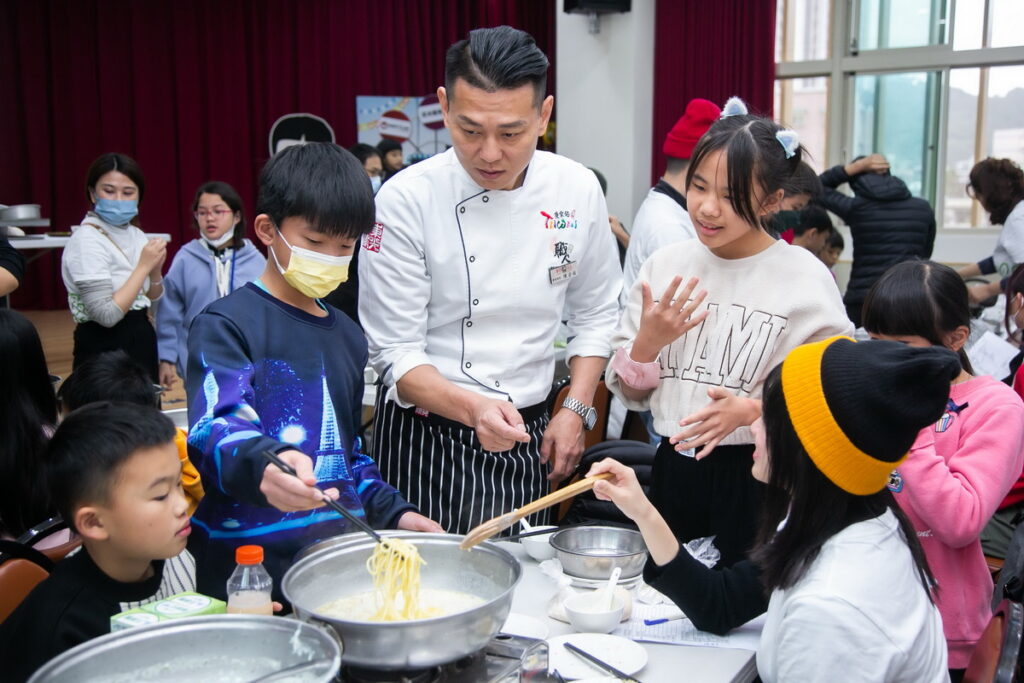 雀巢邀請陳宗佑主廚使用雀巢食材示範兼具營養與美味的料理,家扶小朋友開心