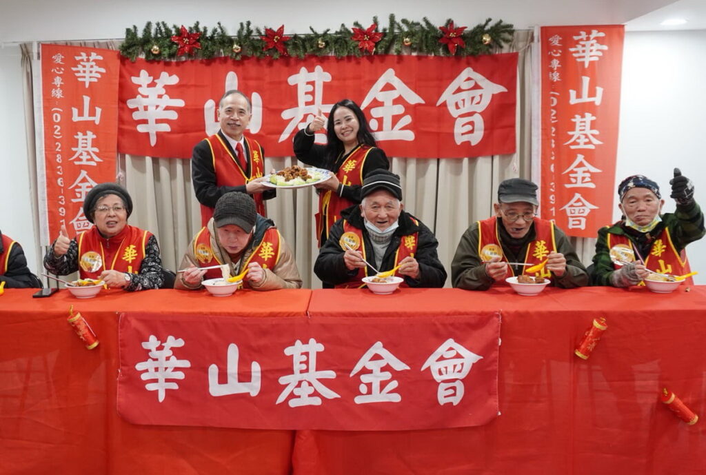 命理名師張盛舒與華山祝福老人富貴添壽。
