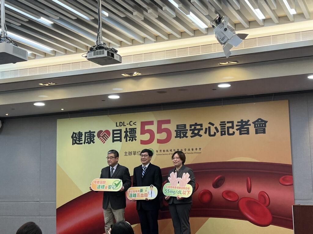 醫師共同提醒(由左至右:高憲立醫師、劉言彬醫師、吳彥雯醫師),高風險病患應節制飲食與飲酒,並保持規律運動,以控制血脂,促進心血管健康。(圖/學會提供)