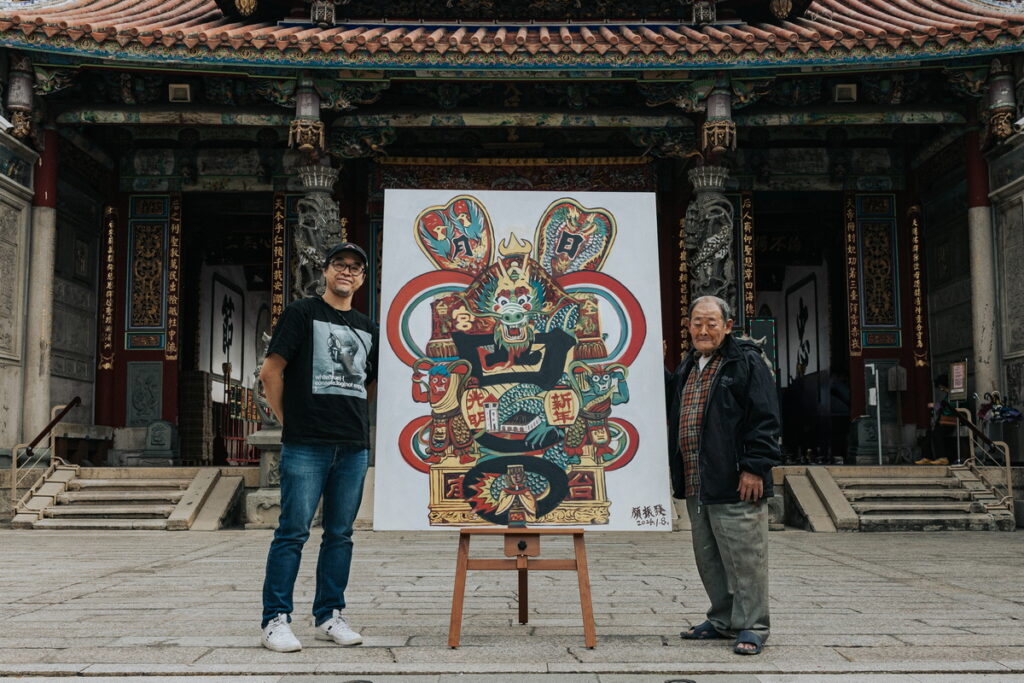 顏振發師傅將本套組插畫家的作品還原在帆布畫上