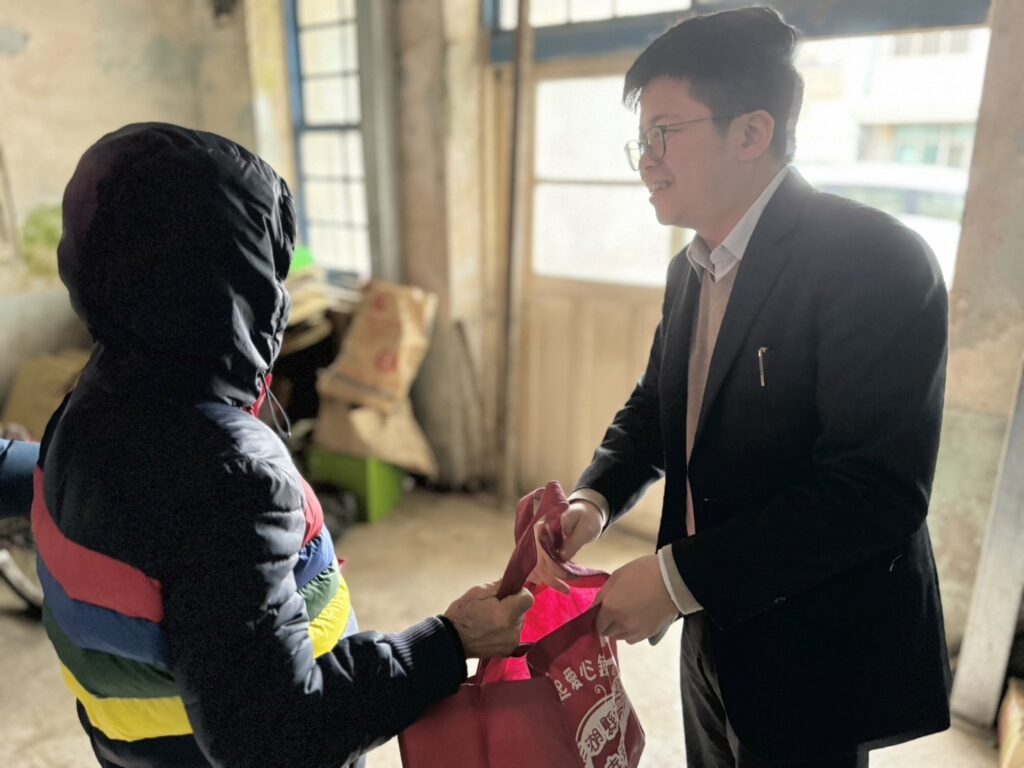 寒流來襲，澎湖縣社會處桂祥晟處長親自帶領社工員訪視獨居老人及弱勢家庭。圖/澎湖縣社會處