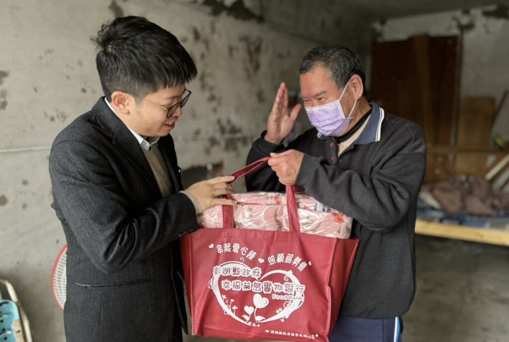 寒流來襲，澎湖縣社會處桂祥晟處長親自帶領社工員訪視獨居老人及弱勢家庭。圖/澎湖縣社會處