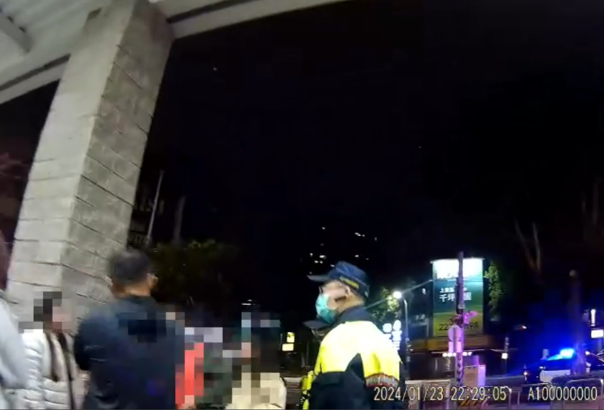 ▲圖說:2家人因出聲附合別人家務事而引發衝突,員警獲報立即前往處理 (圖/台中市政府提供)