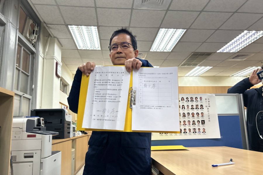 賴士葆搶頭香登記參選總召 曝傅崐萁還在「THINKING」 226 賴士葆24日登記參選總召。