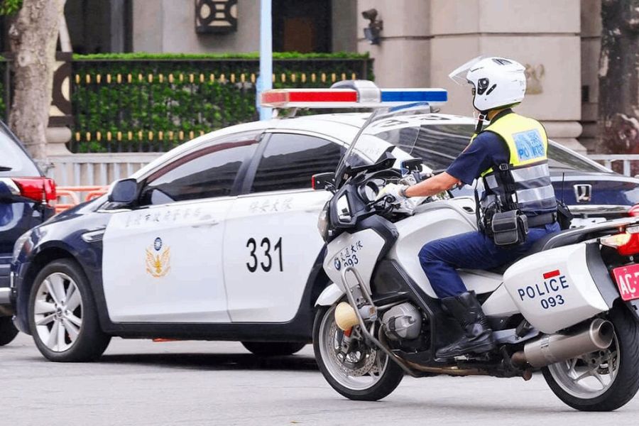 內湖警飛車不是抓歹徒 暖心載忘帶准考證糊塗考生取證應考 201 照片來源:台北波麗士臉書粉專
