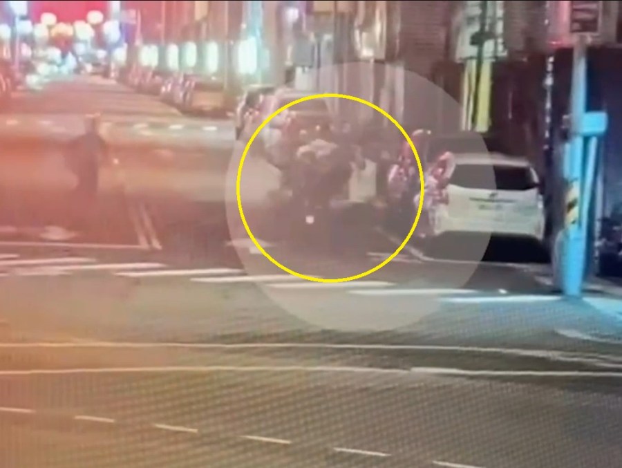 隨意穿越道路 聽到警喊聲拔腿跑原來是通緝犯 216 cnews204240124a01