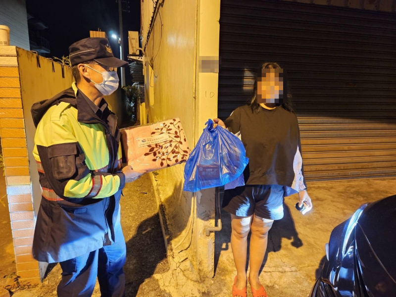 冷氣團來襲獨居老者不孤單 公正暖警關懷送物資