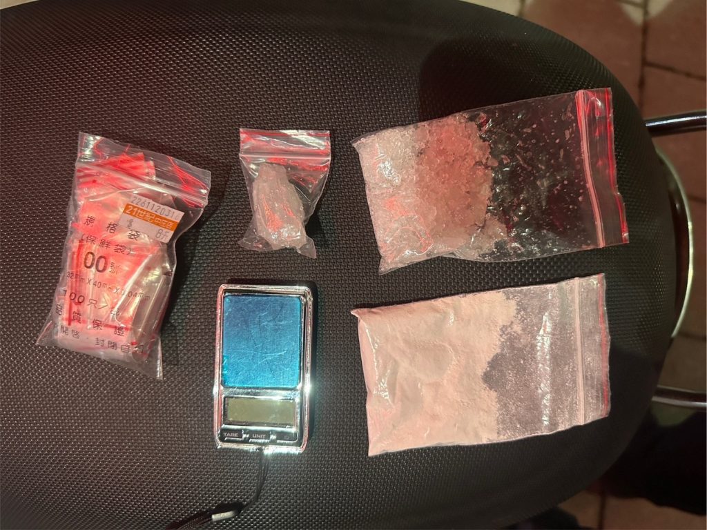 員警發現柯男褲頭露出一個可疑的夾鏈袋，經查發現裡面竟然藏有海洛因和安非他命。〈圖/記者蔡宗武翻攝〉
