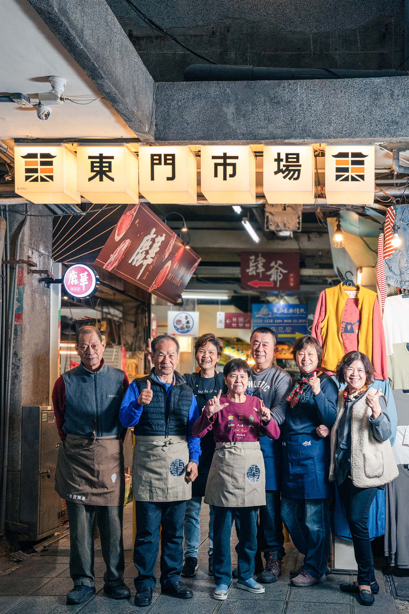 竹市東門市場導入美學點亮老招牌,改造攤位煥然一新。(圖/林照東翻攝)